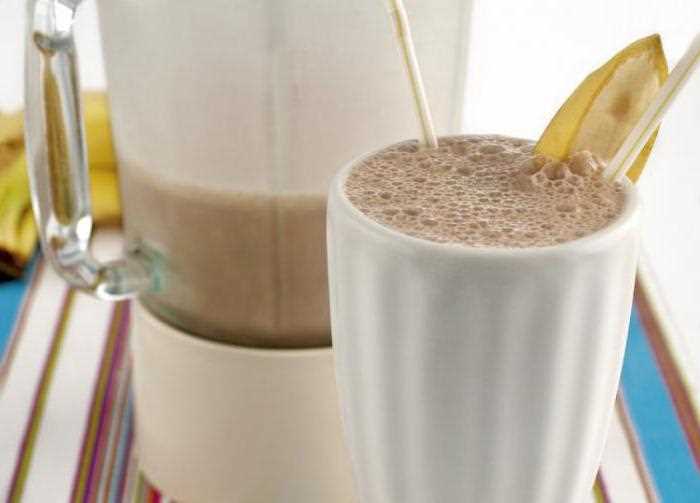 Вкусный коктейль из молока и банана в блендере